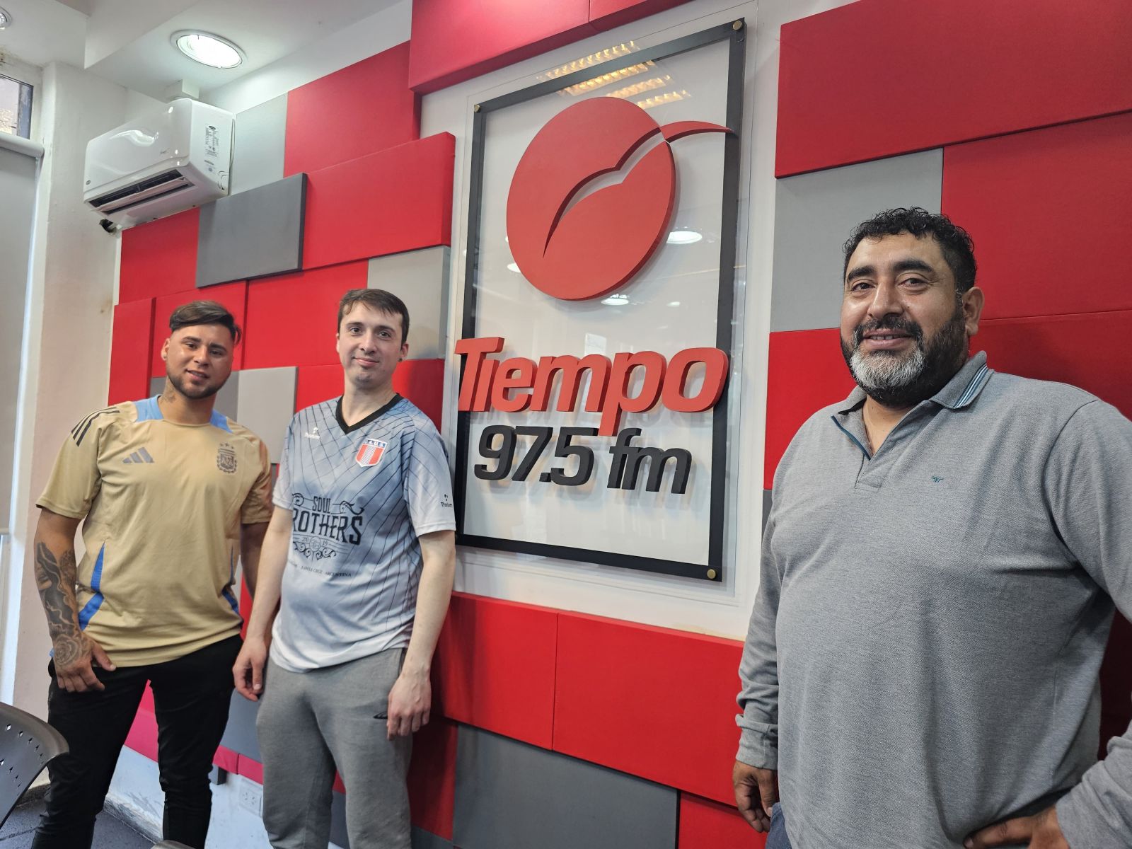 Nahuel Veliz (jugador), Juan Manuel Ortíz (DT) y el presidente Sebastián Taboada en Tiempo Deportivo. 